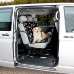 Trixie Autopotah pro psy nylon/flíz, černý s béžovými packami, i na přední sedadlo 0,65 x 1,45m